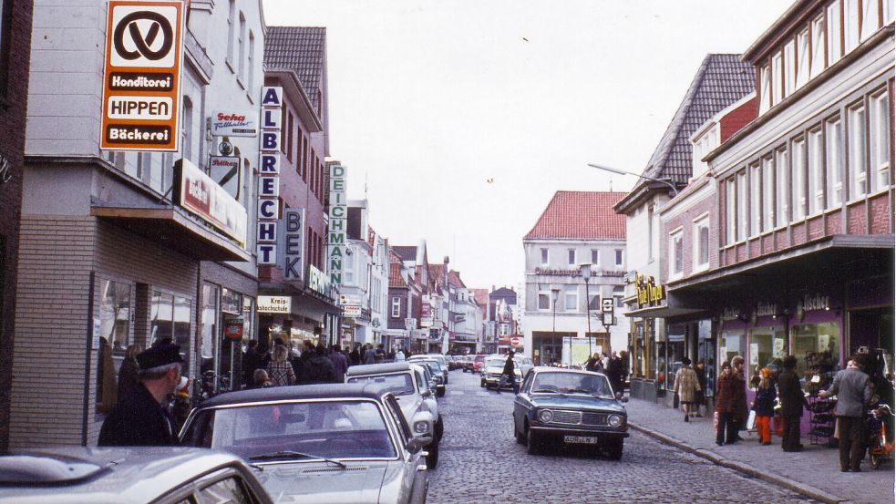Die Angst war unbegründet: Die Auricher Kaufleute sahen die Planungen, aus der von Autos befahrenen Einkaufsstraße eine Fußgängerzone zu machen, zuerst mit Skepsis. Was folgte, war eine Erfolgsgeschichte, die bis heute anhält. Foto: Archiv ON