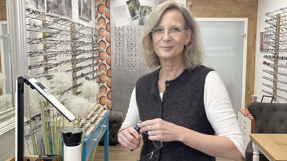 Elke Lenk ist seit 1997 Inhaberin von Optik Lenk in Aurich. Foto: Eva van Loh