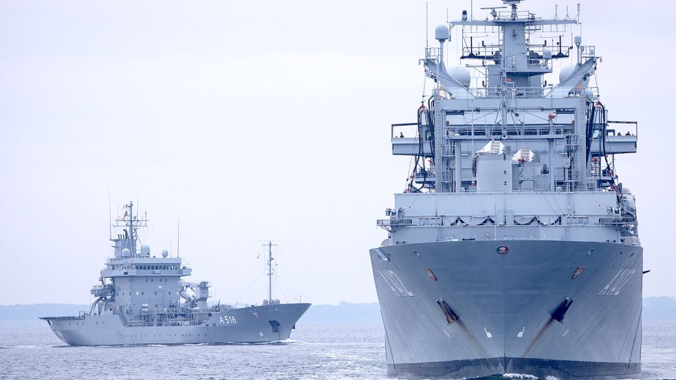 Übernehmen eine wichtige Rolle bei Marine-Einsätzen: Die Tender „Donau“ (links) und „Frankfurt“. Foto: dpa/Jens Büttner