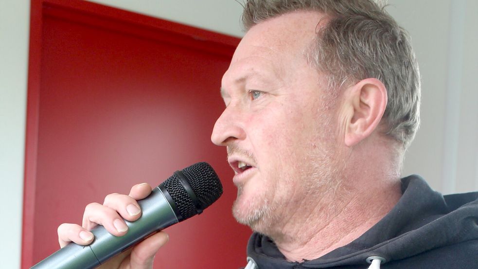 Wenn der Auricher Stadionsprecher Jens Schmidt („Schmidti“) das Mikrofon in seinem roten Container in die Hand nimmt, dann ist entweder ein Tor gefallen oder es wurden Spieler ausgewechselt, oder er begrüßt zwischendurch einige Besucher persönlich. Foto: Wolf-Rüdiger Saathoff
