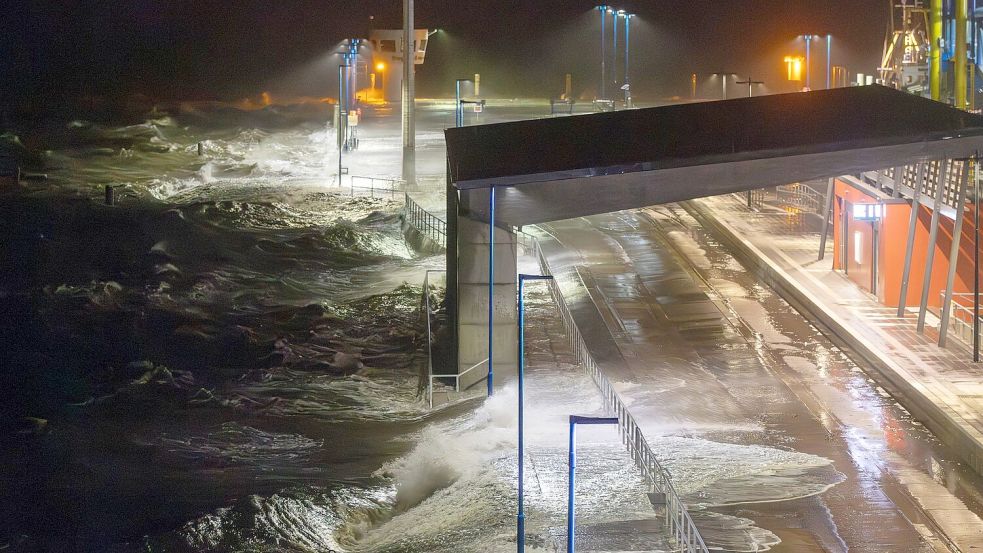 Der Sturm sorgte teils für Überschwemmungen. Foto: Bodo Marks