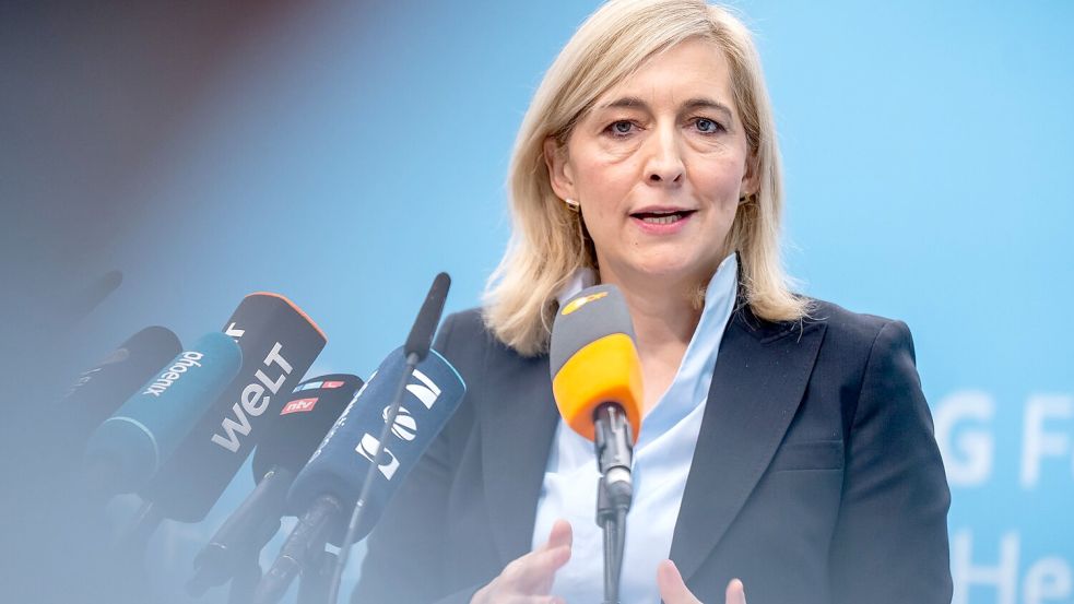 Nach Plänen von Ministerin Warken sollen die Beiträge stabil bleiben können. Foto: Michael Kappeler/dpa