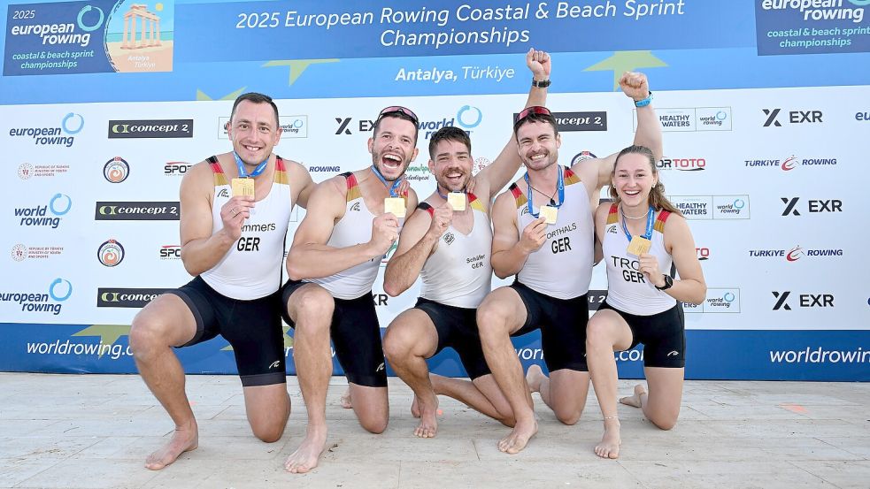 Der Auricher Maiko Remmers (von links) gewann mit seinen Teamkollegen Emil Schmidberger, Lucas Schäfer, Moritz Korthals und Steuerfrau Elisa Trog die Goldmedaille bei der Coastal Rowing Europameisterschaft im türkischen Antalya. Foto: privat