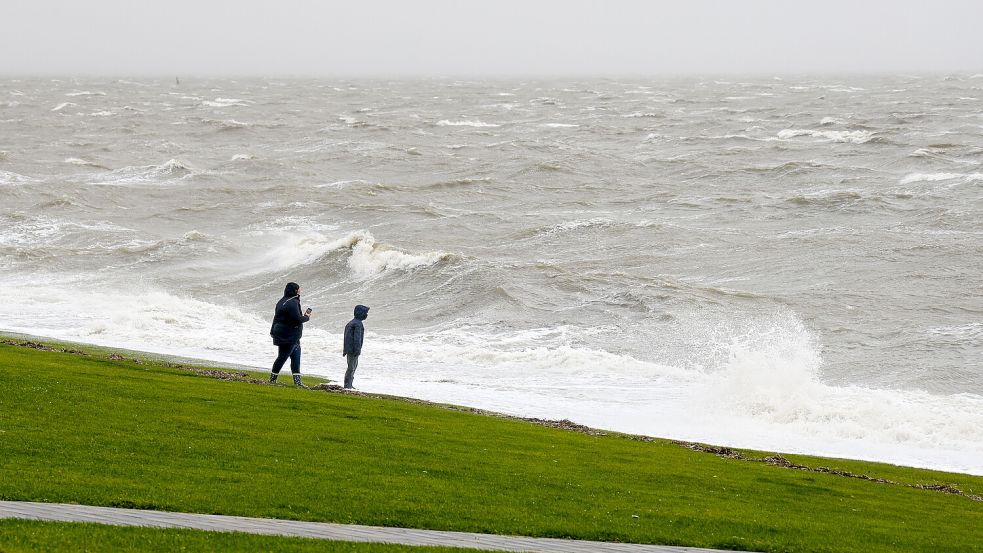 Zwei Personen schauen auf die aufgewühlte Nordsee. Das Sturmtief „Joshua“ zieht über den gesamten Norden. In der Nacht kam es zu Überflutungen. Foto: Frank Molter/dpa