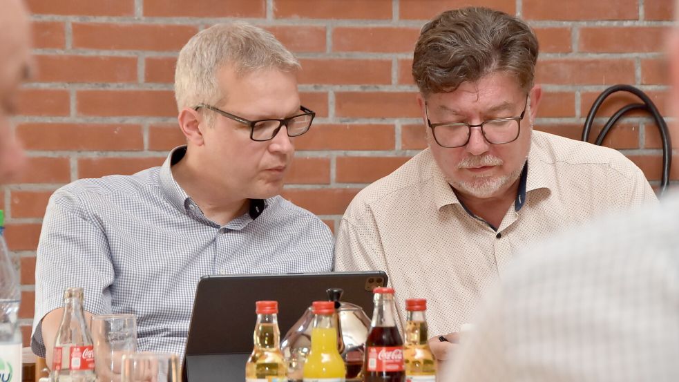Seit 2018 ist Jochen Behrends (links) die rechte Hand und allgemeiner Vertreter von Brookmerlands SPD-Samtgemeindebürgermeister Gerhard Ihmels (rechts). Jetzt will er ihn beerben. Foto: Thomas Dirks