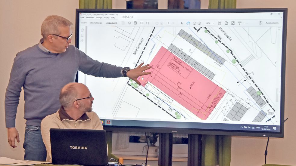 Bebauungspläne sind seine Welt: Jochen Behrends (stehend) leitet das Bauamt der Samtgemeinde Brookmerland. Foto: Thomas Dirks