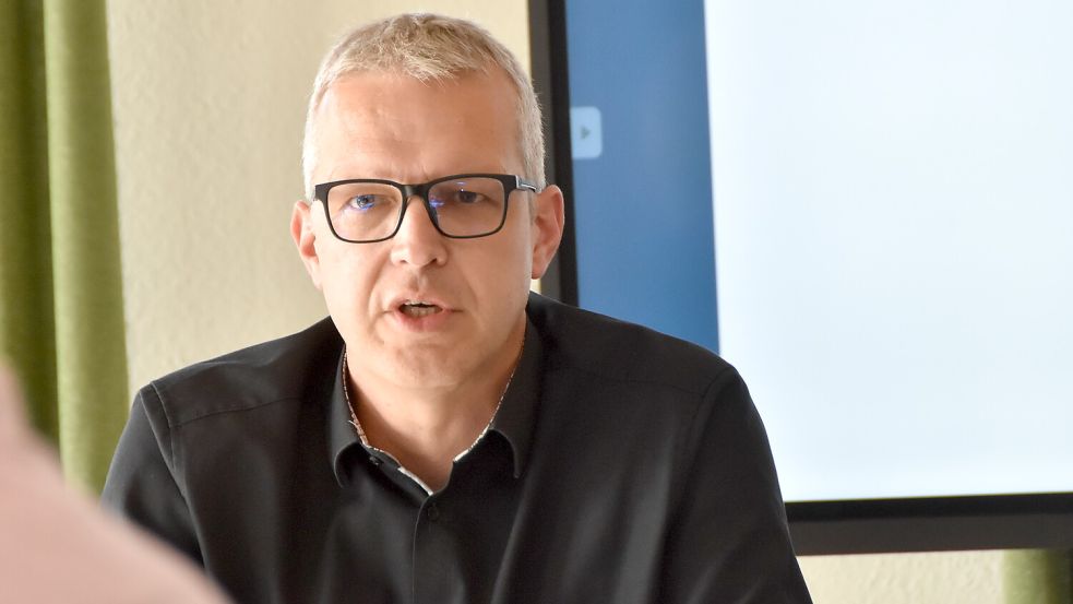 Jochen Behrends ist der erste offizielle Kandidat für die Samtgemeindebürgermeisterwahl 2026 im Brookmerland. Foto: Thomas Dirks
