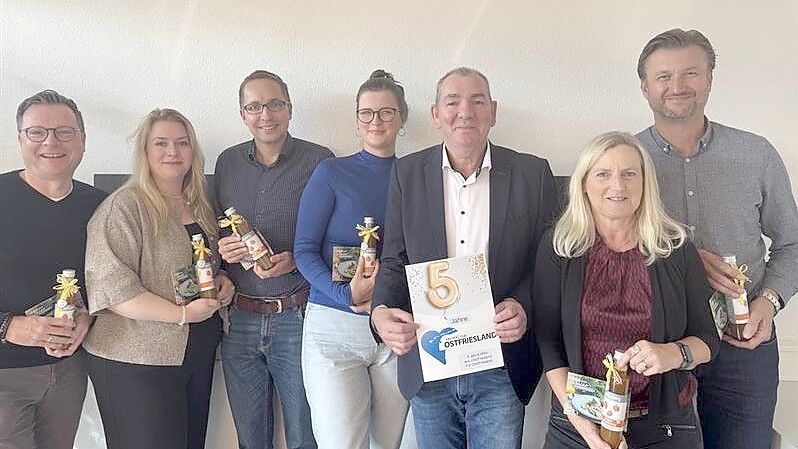 Der Beirat von „Ein Herz für Ostfriesland“: Lars Reckermann (von links), Mareike Rohde, Henrik Zein, Hannah Weiden, Uwe Boden, Kerstin Gersema und Stephan Schmidt. Es fehlen Marion Janssen und Udo Hippen. Foto: Alexander Weinstock