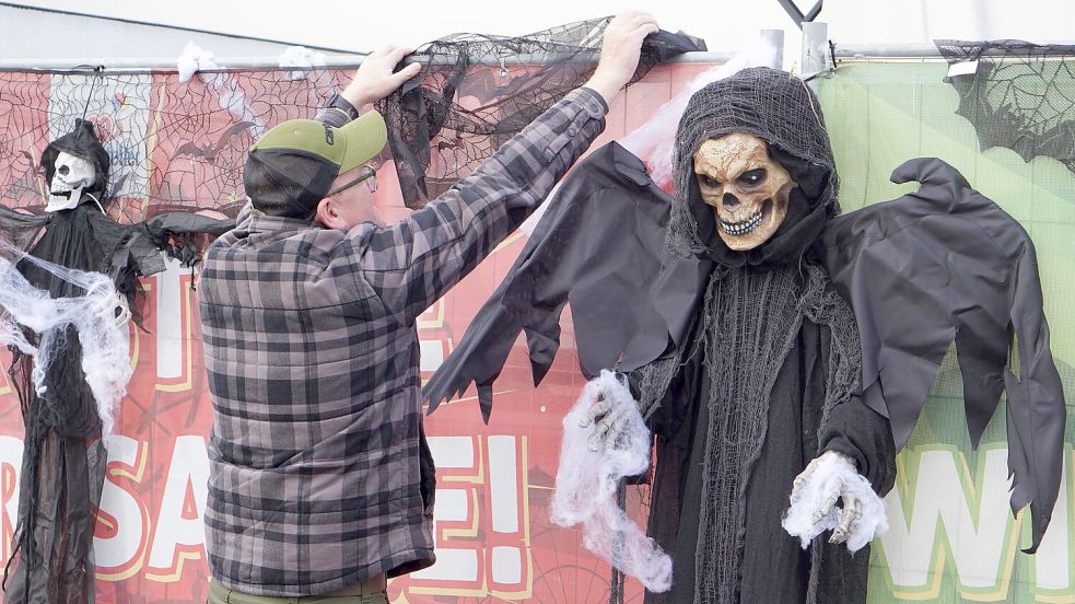 Franz Langenscheidt beim Aufbau des Halloween-Bereiches. Foto: Jurij Babanin