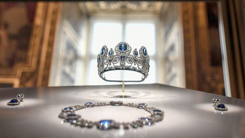 Ein Teil der Louvre-Juwelen wird laut einem Medienbericht nun in 26 Metern Tiefe aufbewahrt. (Symbolbild) Foto: Stephane De Sakutin/AFP/dpa