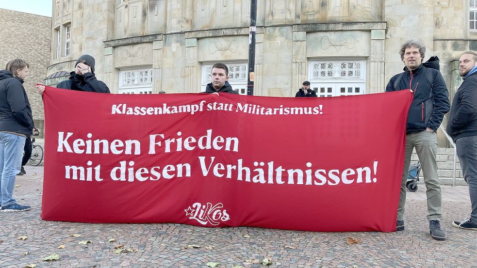 Demonstranten hielten ein Banner mit ihren Forderungen hoch. Foto: Bernhard Brockhaus