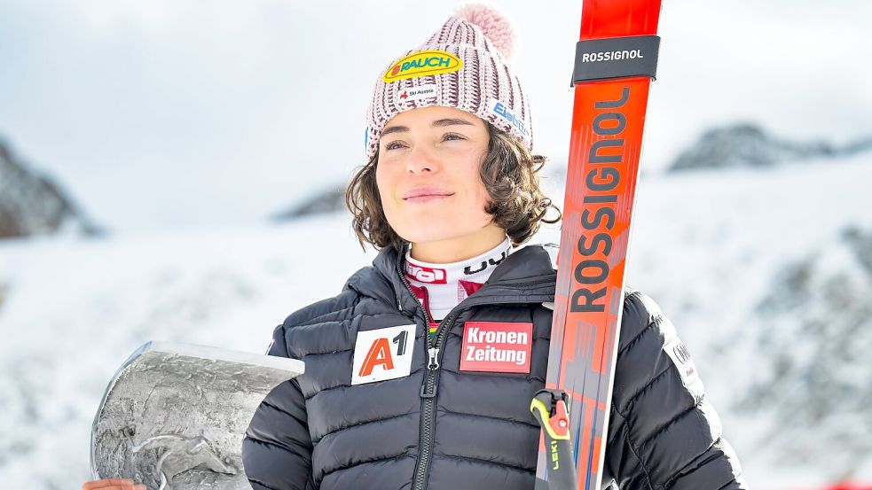 Stolze Siegerin: Julia Scheib nach ihrem Triumph in Sölden. Foto: Gian Ehrenzeller