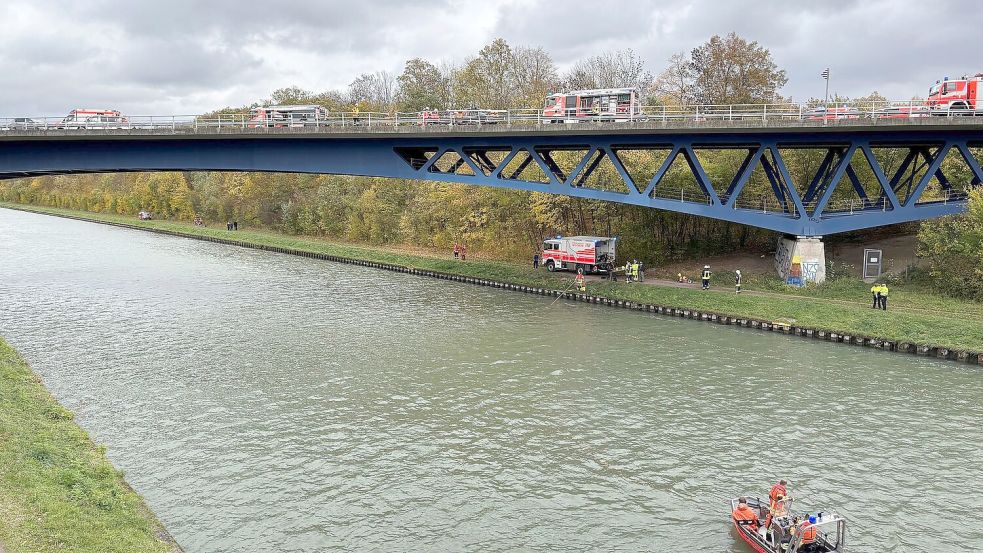 Rettungskräfte der Feuerwehr sind an der Unfallstelle auf der Bundesstraße 4 an einer Brücke über den Mittellandkanal im Einsatz. Foto: Benjamin Müller/dpa