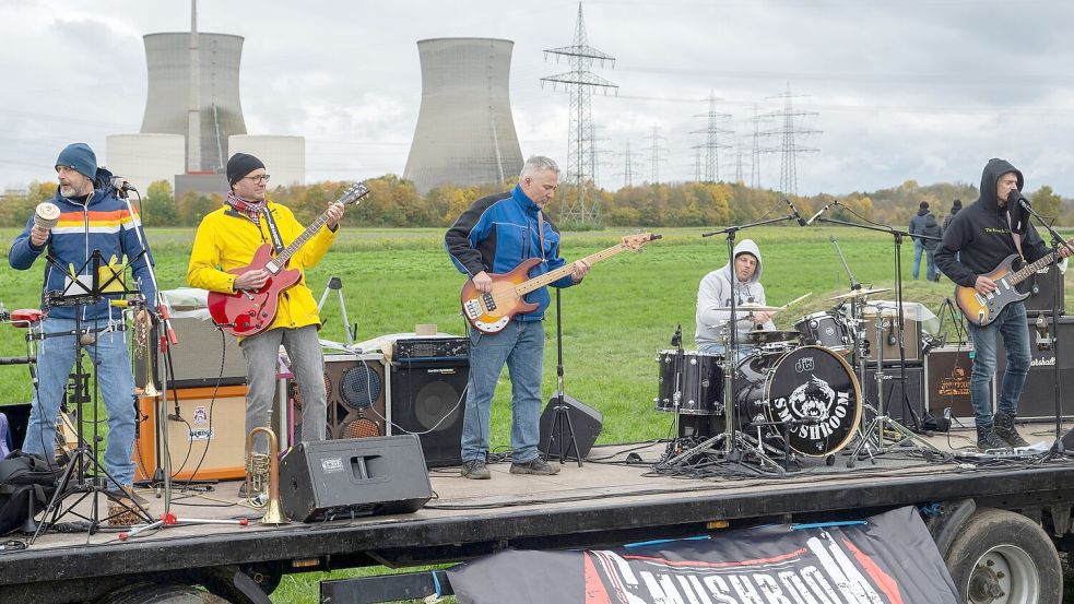 Die Band Smushroom spielt auf einem Anhänger kurz vor der Sprengung. Foto: Stefan Puchner