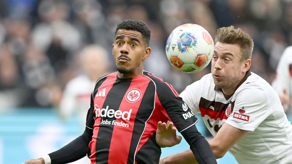 Lieferten sich ein umkämpftes Duell: Eintracht Frankfurt um Ansgar Knauff (l) und der FC St. Pauli um Hauke Wahl (r). Foto: Arne Dedert