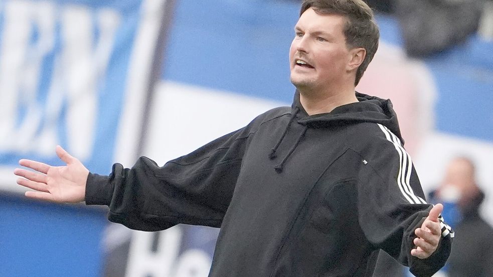 HSV-Trainer Merlin Polzin gestikulierte am Spielfeldrand. Foto: Marcus Brandt