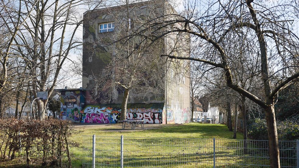 Der Osnabrücker Ostbunker in Osnabrück ist seit April 2024 geschlossen. Der Umbau verzögert sich weiter. Das Foto entstand im März 2025. Foto: Michael Gründel