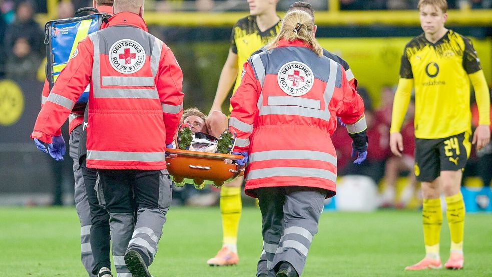Timo Hübers wird nach seiner schweren Knieverletzung vom Platz getragen. Foto: Bernd Thissen