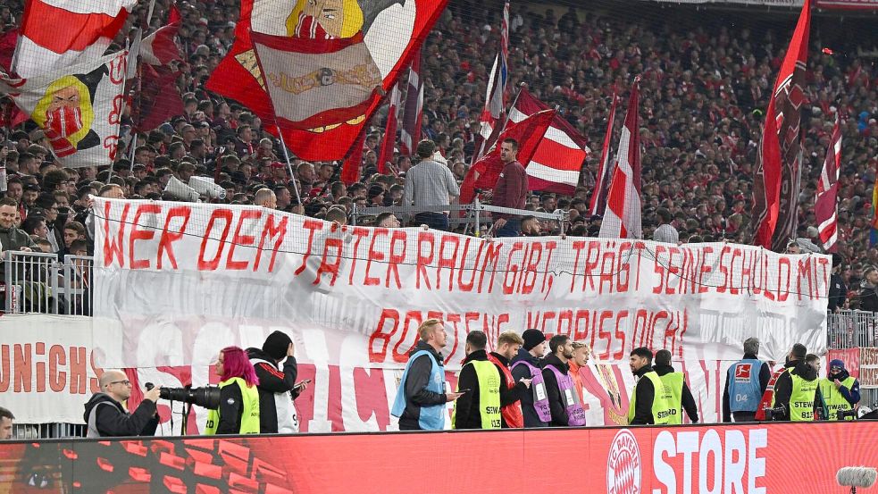 Bayern-Fans entrollten beim Duell gegen Dortmund ein Transparent gegen Ex-Profi Jérôme Boateng. Foto: Sven Hoppe