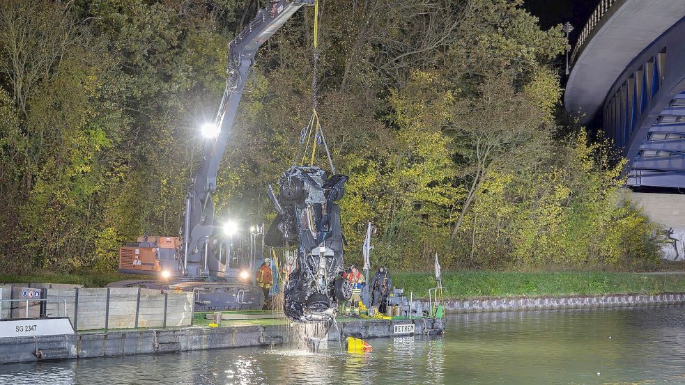 Am Samstagabend wurde mit Hilfe eines Kranfahrzeugs das Auto aus dem Mittellandkanal geborgen. Foto: Stefan Sobotta/dpa