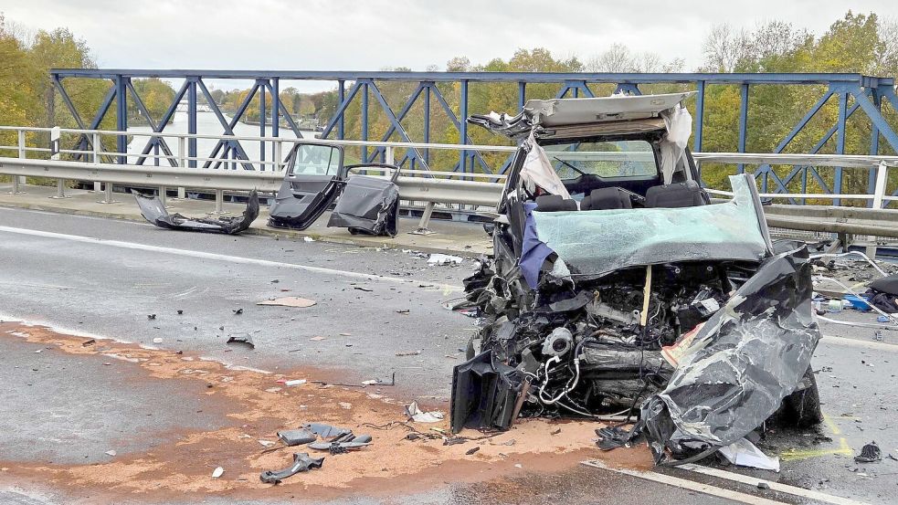 Rettungskräfte sind am Unfallort im Einsatz. Foto: Christian Brahmann