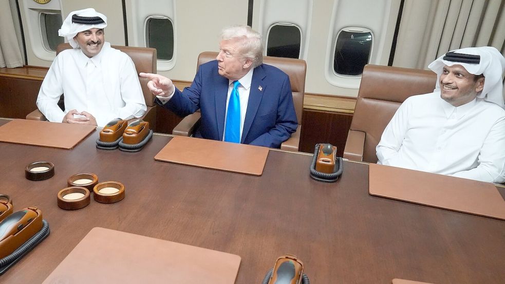 Der US-Präsident trifft den Emir von Katar und den Ministerpräsidenten des Landes an Bord der Air Force One. Foto: Mark Schiefelbein/AP/dpa
