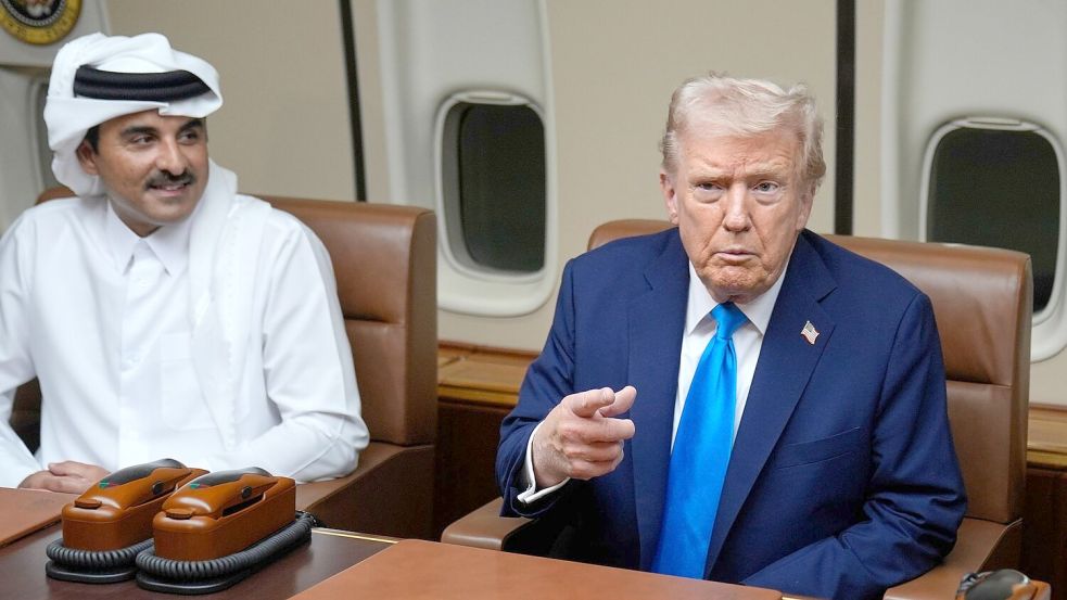 Trump stellte beim Tankstopp in Katar einen baldigen Einsatz der geplanten internationalen Friedenstruppe (ISF) für den Gazastreifen in Aussicht. Foto: Mark Schiefelbein/AP/dpa