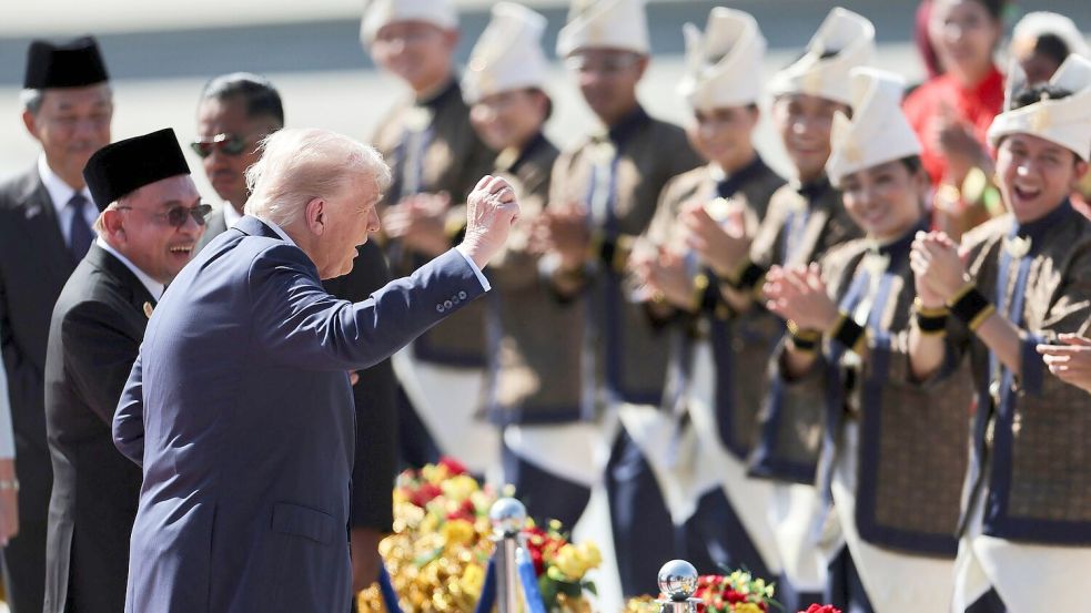 Trump präsentiert eine Tanzeinlage bei seiner Landung. Foto: Hasnoor Hussain/Pool Reuters/AP/