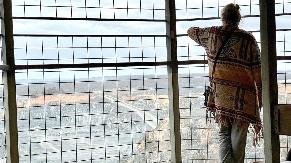 Besucher können die gewaltige Mine von einem Aussichtspunkt aus bestaunen - und sie soll bald noch größer werden. Foto: Carola Frentzen