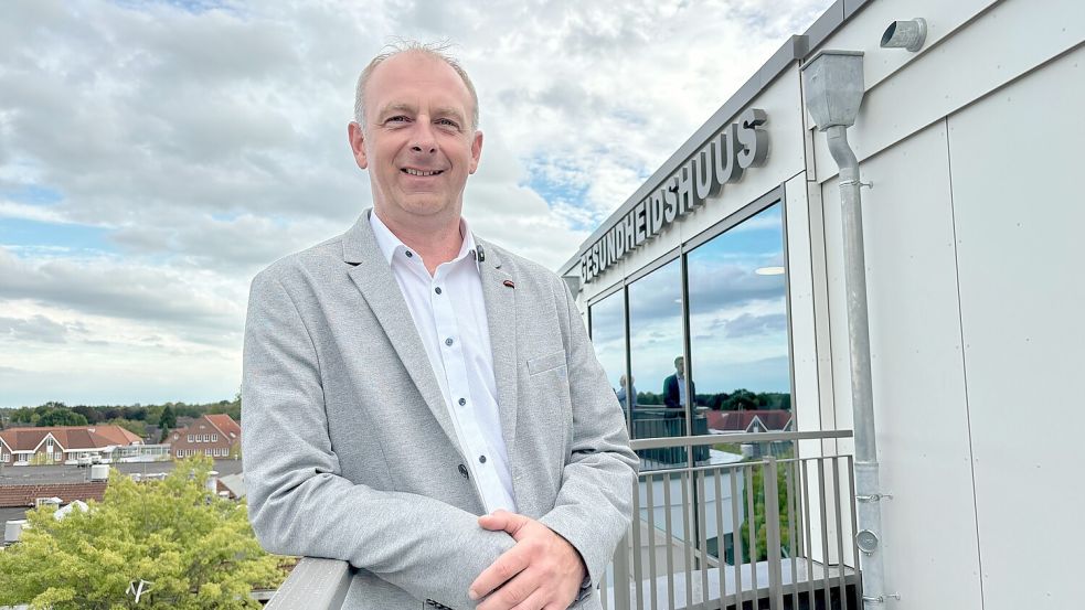 Michael Otto von Real Immobilien steht oben auf der Terrasse vom Gesundheidshuus in Moormerland. Foto: Lars Löschen