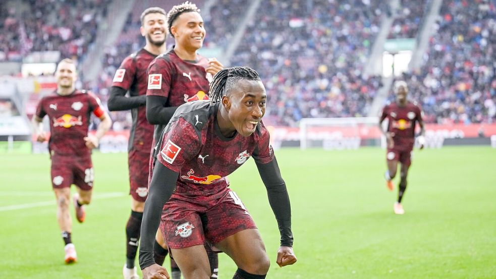 Glückliche Leipziger, vorne 1:0-Schütze Yan Diomande, jubeln in Augsburg. Foto: Harry Langer