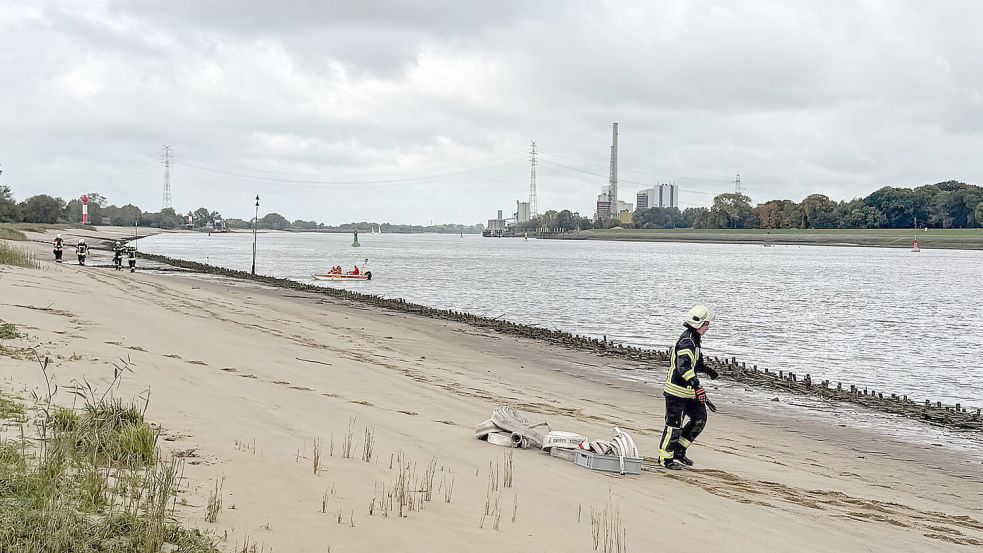 Unter anderem wurde am Strand der Weser geübt. Foto: Feuerwehr