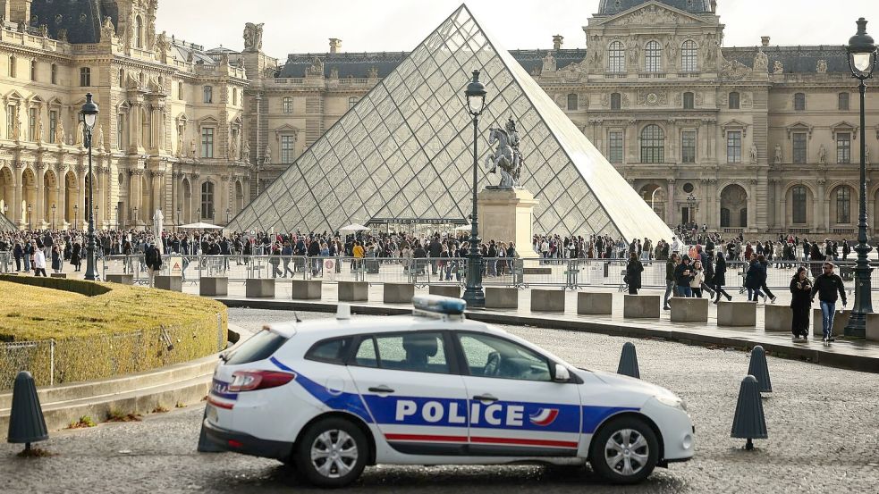 Die Ermittler melden nach dem Raubüberfall auf den Louvre einen Fahndungserfolg. Foto: Thomas Padilla/AP/dpa