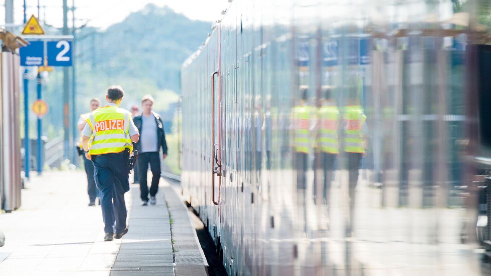 Braucht es mehr Polizisten an Bahnhöfen? Foto: dpa/ Julian Stratenschulte