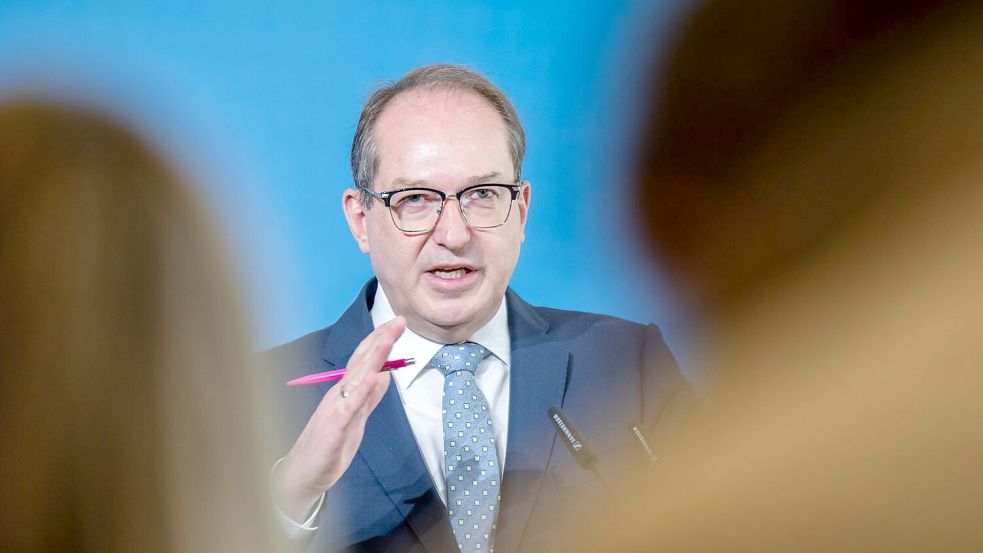 Bundesinnenminister Alexander Dobrindt (CSU) will die Schüler in Deutschland auf einen möglichen Kriegsfall vorbereiten. Foto: Michael Kappeler/dpa