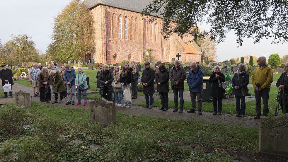An den Gräbern der KZ-Opfer legten die Teilnehmenden der Gedenkveranstaltung eine Schweigeminute ein. Foto: Werner Jürgens