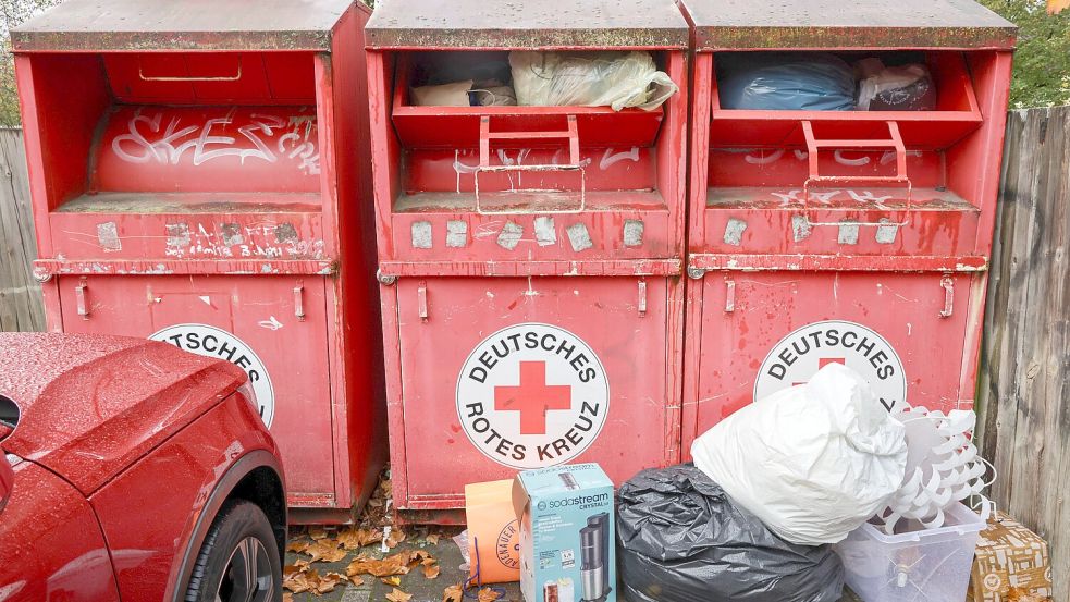 An der Osnabrücker Lerchenstraße sind die Altkleidercontainer voll. Davor haben Menschen dann aber nicht nur ihre gebrauchten Textilien in Säcken abgelegt, sondern auch noch anderen Müll abgeladen. Foto: Jörn Martens