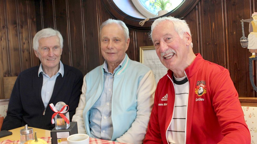Teammanager Detlev Schoone (von rechts), WM-Torschützenkönig Erhard („Eddy“) Detels und der ehemalige DFB-Vize Eugen Gehlenborg blicken nach dem WM-Titel der Ü 75 in Tokio bereits auf das nächste Weltturnier in Australien. Foto: Wolf-Rüdiger Saathoff