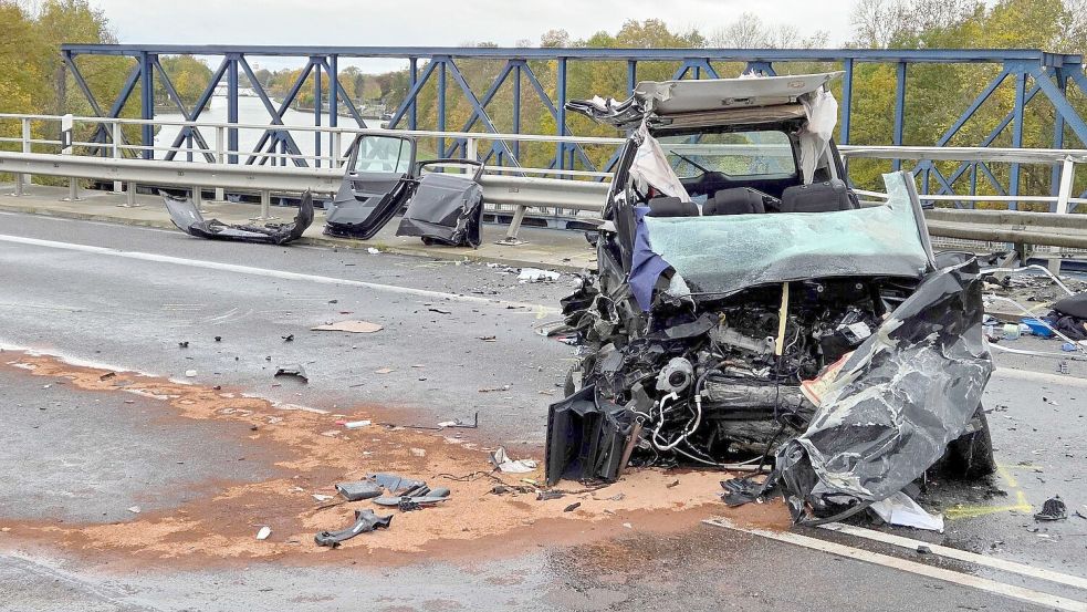Ein Mann schwebt nach dem Unfall weiter in Lebensgefahr, eine Frau ist schwer verletzt. Foto: Christian Brahmann