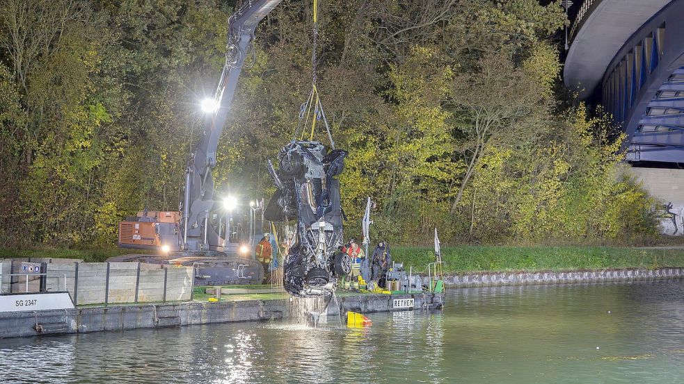 Die Bergung war laut Feuerwehr kompliziert. Foto: Stefan Sobotta/dpa