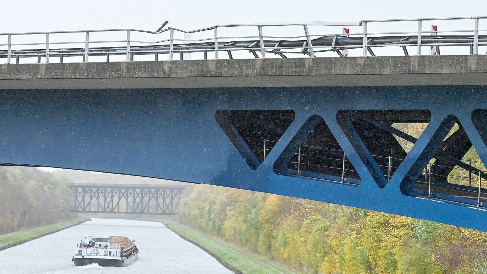 Die Polizei ermittelt die Hintergründe des Unfalls an der Brücke. Foto: Swen Pförtner