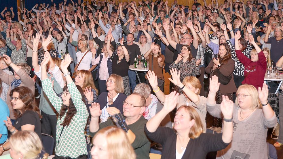 Beim Rudelsingen in der Stadthalle waren die Auricher selbst die Künstler. Gemeinsam sangen sie sich zur guten Laune. Foto: Helmut Vortanz