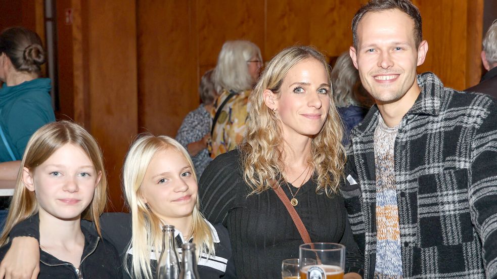 Geburtstagskind Marlena (2. von links) mit Freundin und Eltern. Foto: Helmut Vortanz