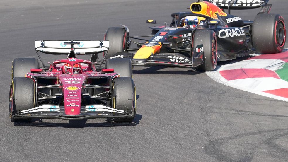 Nur eine virtuelle Safety-Car-Phase rettete Charles Leclerc (vorn) am Ende gegen Max Verstappen. Foto: Eduardo Verdugo/AP/dpa
