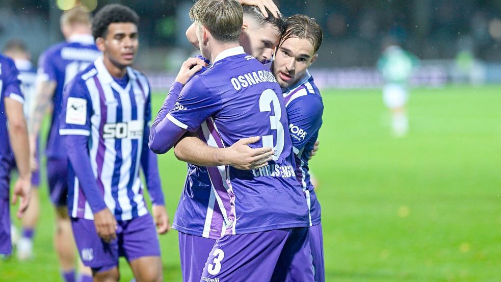 Jubel nach dem Tor zum 2:0: Torschütze Robin Meißner (Mitte) wird von Frederik Christensen und Lars Kehl umarmt. Initiator des Treffers war Kevin Wiethaup (links). Foto: Michael Titgemeyer