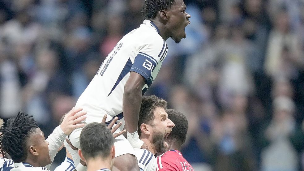 Das 2:0 erzielte Thomas Müller (rechts) per Elfmeter. Foto: DARRYL DYCK/The Canadian Press/A