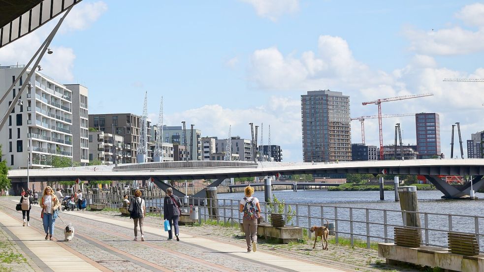 Laut einer Umfrage sind Menschen in Hamburg am zufriedensten. (Symbolbild) Foto: Christian Charisius