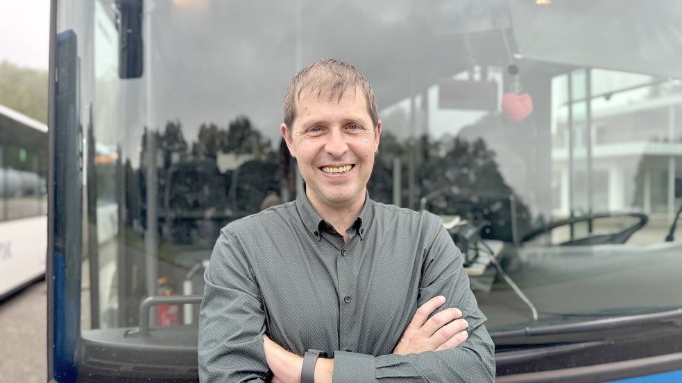 Thomas Blank vor „Günther“, seinem Bus. Seit 22 Jahren bringt er im Emsland Schüler, Pendler und Rentner sicher ans Ziel. Foto: Ankea Janßen