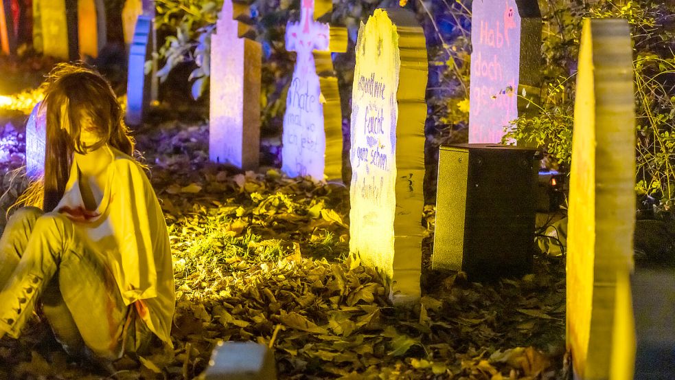 Überall in der Innenstadt wird schaurig-schön dekoriert. Auch eine Reihe von Grabsteinen zieht Jahr für Jahr die Blicke auf sich. Foto: Stefan Schöneck/Archiv