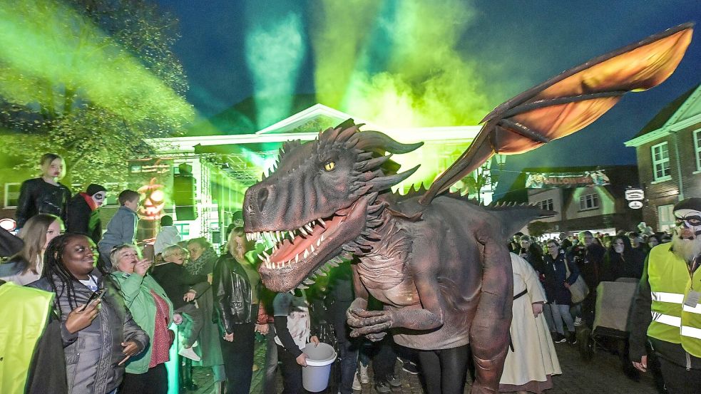 Die Walkacts wie dieser Drache im Jahr 2024 sind besondere Hingucker, die die Blicke der Besucher auf sich ziehen. Foto: Klaus Ortgies/Archiv